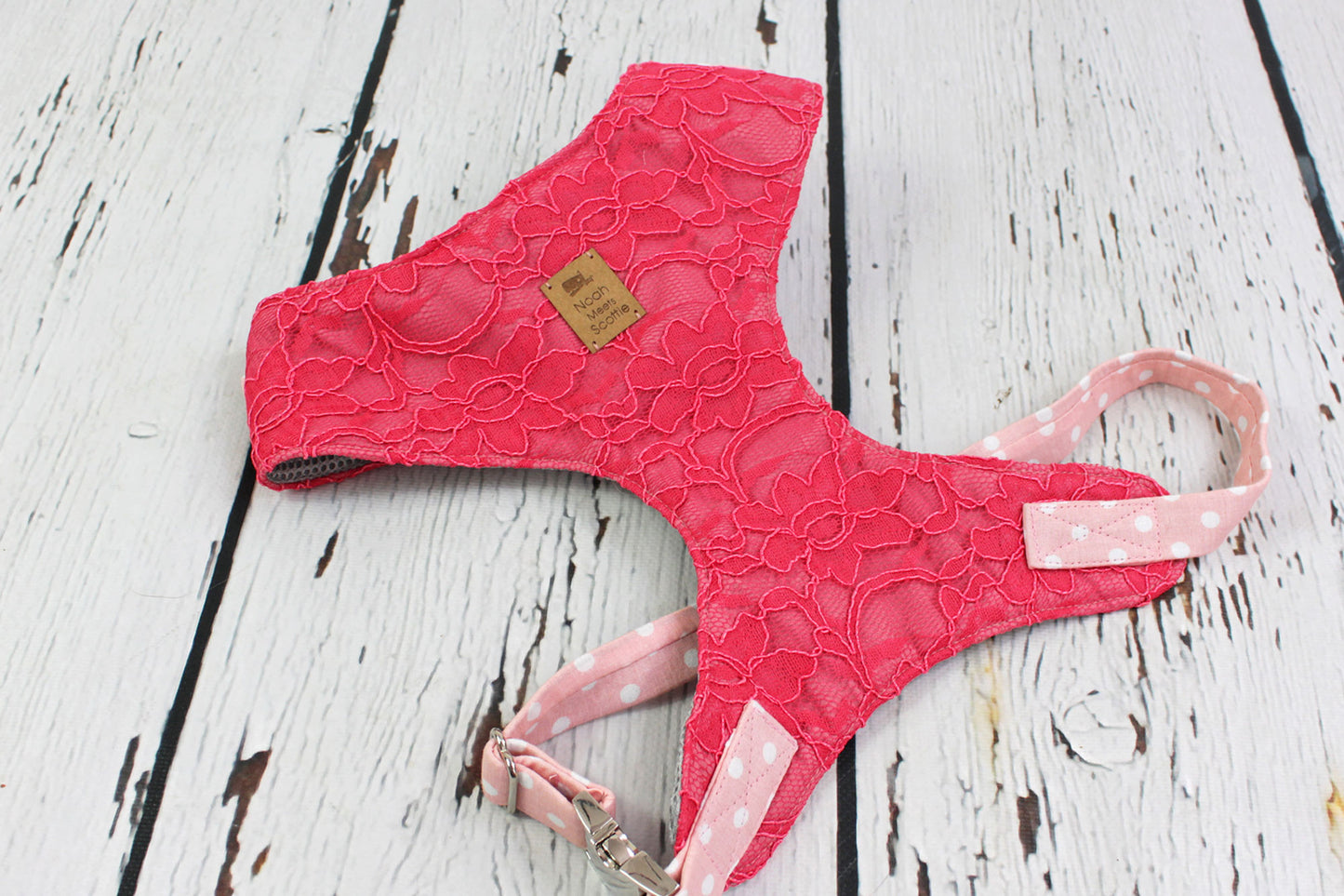 Seitenansicht Softgeschirr für Hunde Coral Lace in leuchtendem Korallton mit Spitze