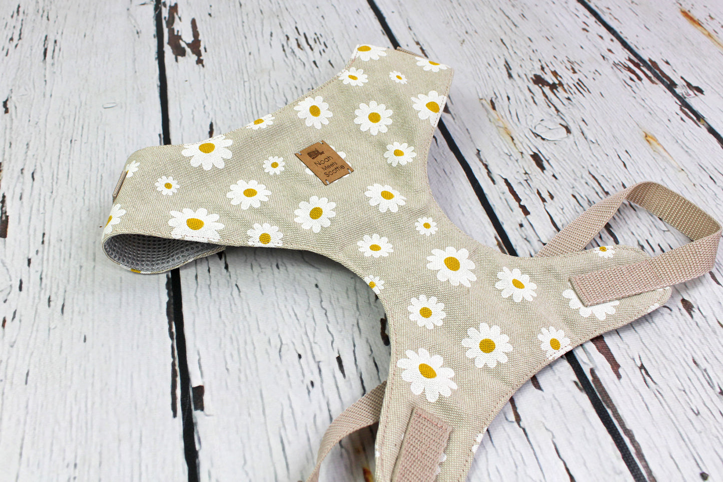 Detailaufnahme Softgeschirr für Hunde Mavie mit Blumenmuster und weicher Fütterung