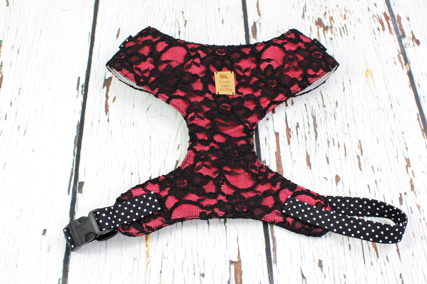 Seitenansicht Softgeschirr für Hunde Ruby Lace in schwarz mit rotem Spitzenstoff und Punkten