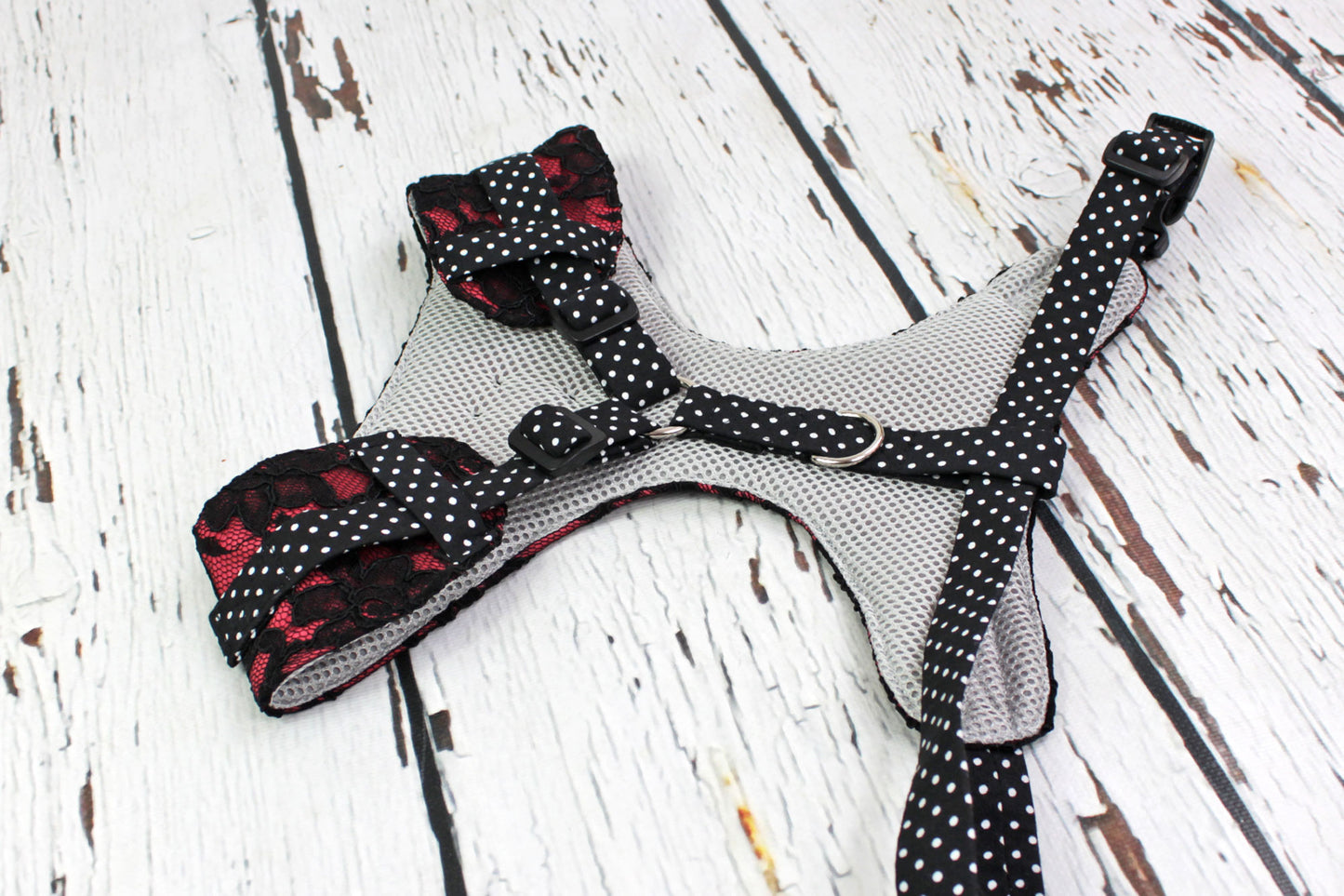 Detailaufnahme Softgeschirr für Hunde Ruby Lace mit rotem Spitzenstoff und gepunkteten Riemen
