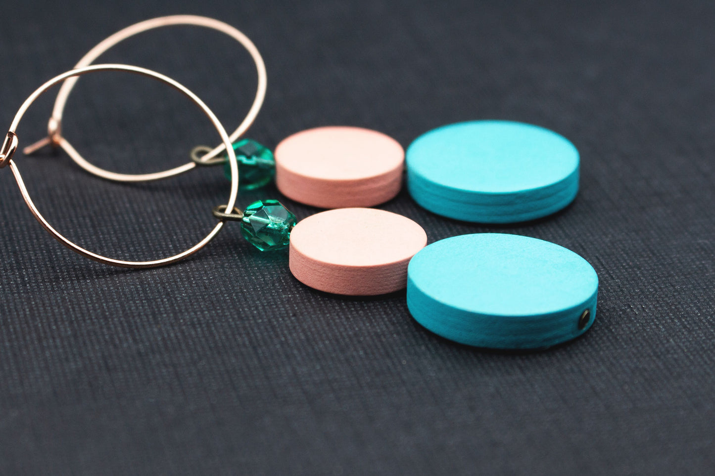 Sommer Ohrringe aus Holz mit Türkis Rosa Scheiben und roséfarbenen Creolen, leichter Schmuck mit Glasperle