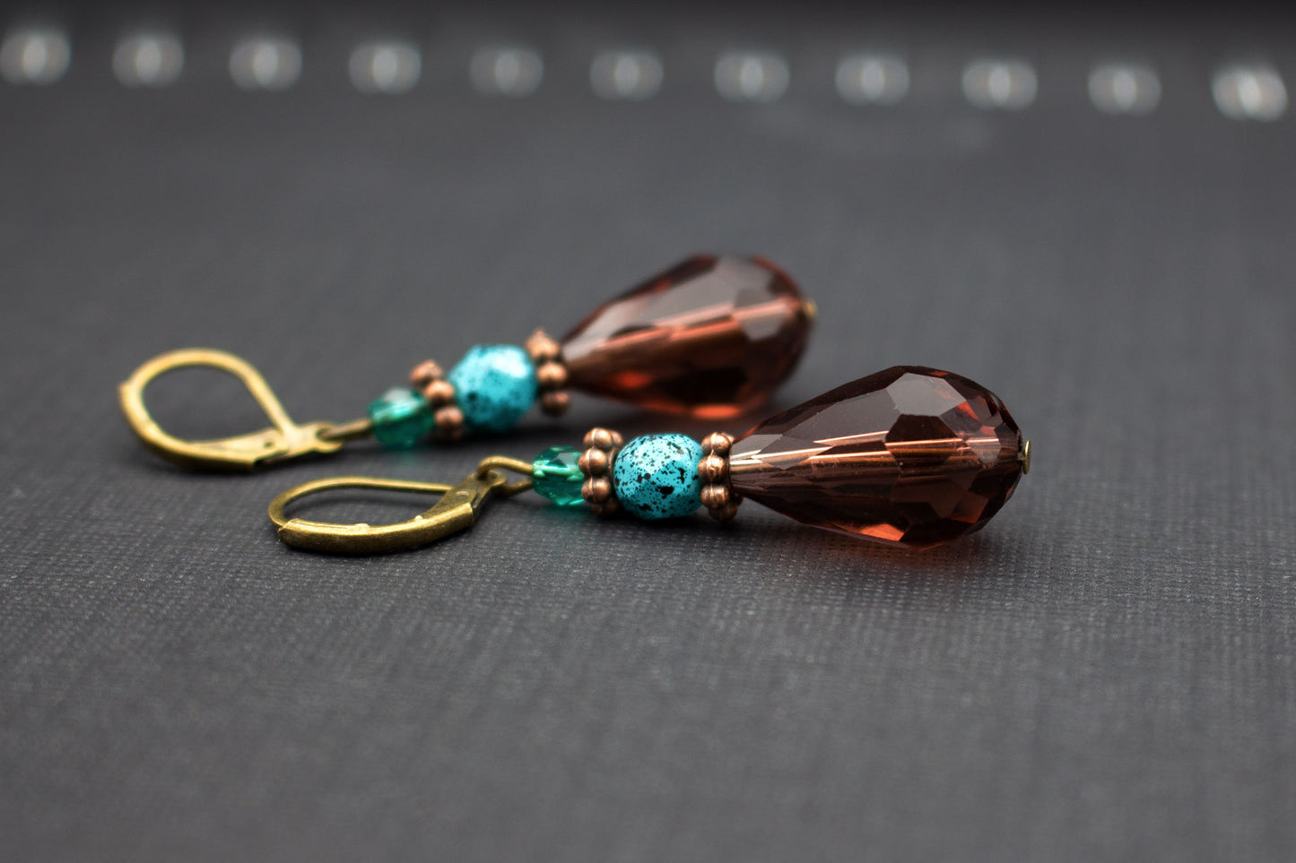 Handgefertigte Ohrringe mit Tropfen in Beere und Türkis – moderner Schmuck
