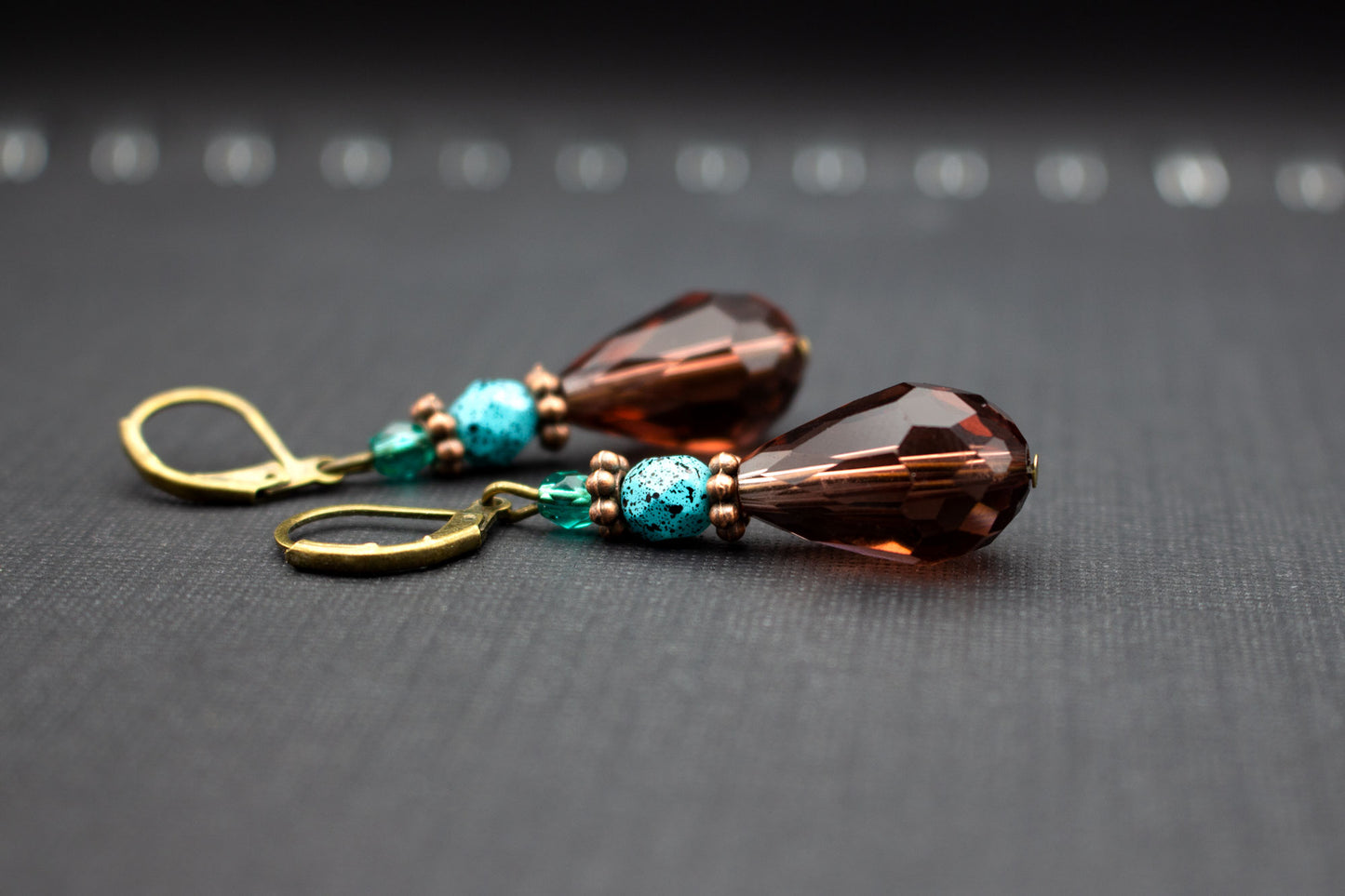 Ausdrucksstarke Tropfenohrringe Beere Türkis – Schmuck für Alltag und Feste