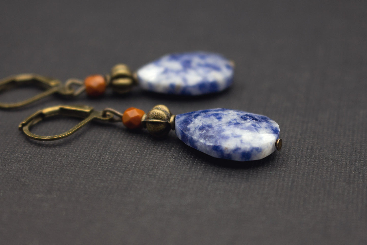 Handgefertigte Ohrringe mit Tropfenperlen in Blau und Weiß – Schmuck im Vintage-Stil