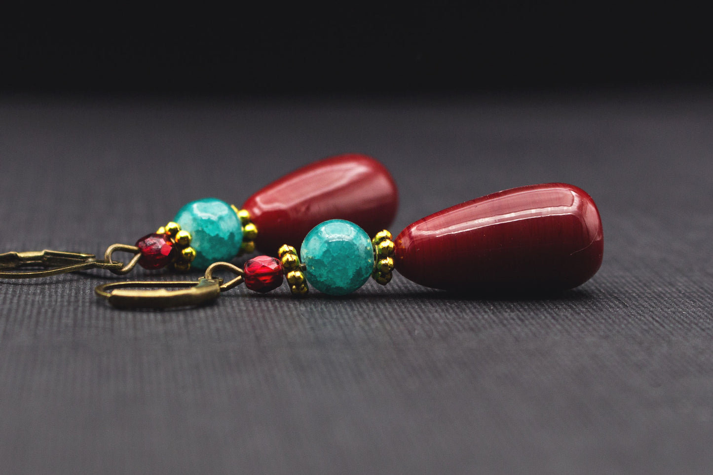 Tropfenohrringe Dunkelrot Keramik mit Türkis und Rot – eleganter Statement Schmuck