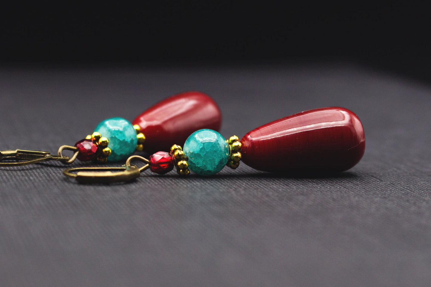 Tropfenohrringe Dunkelrot Keramik mit Türkis – luxuriöser Schmuck im modernen Stil