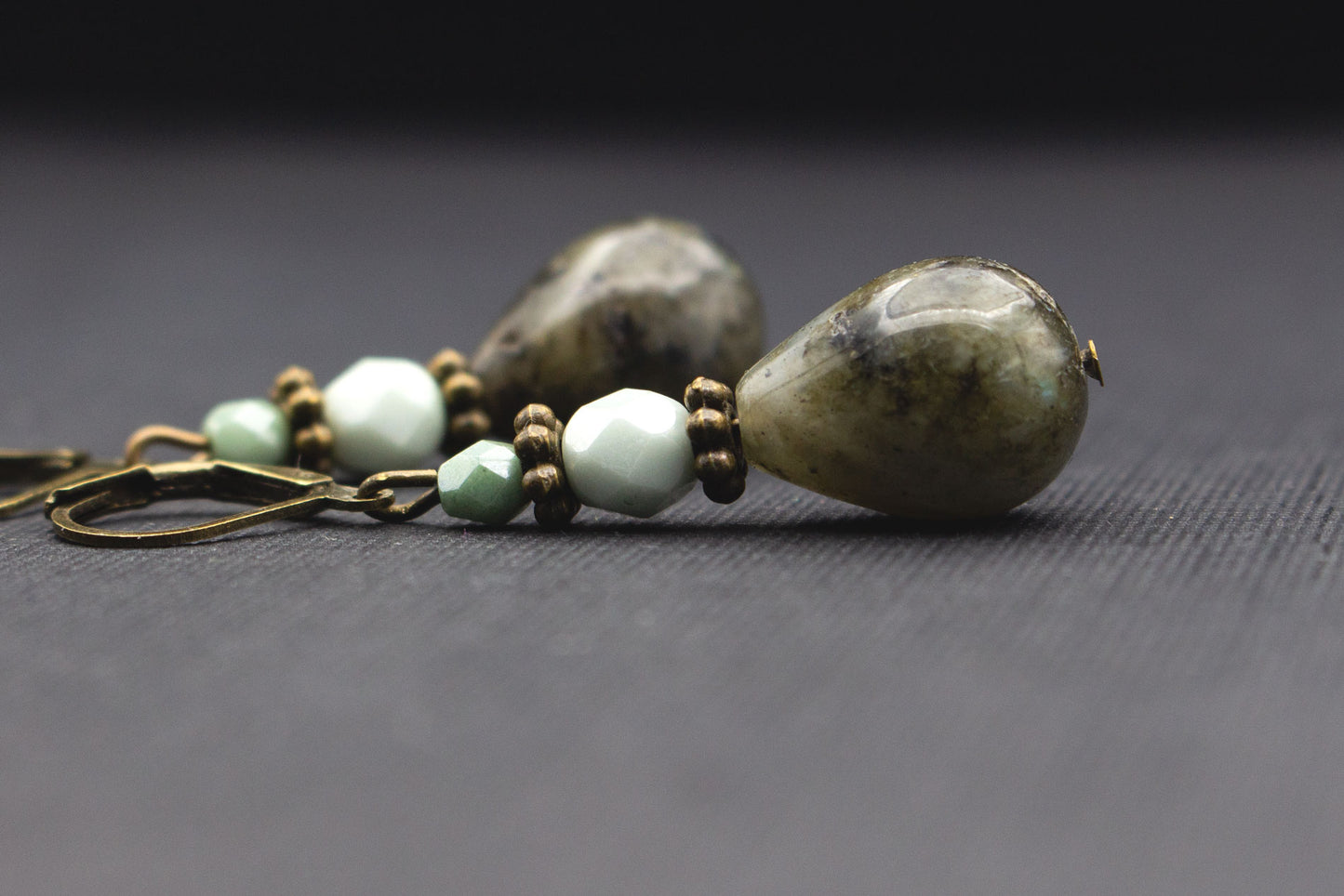 Tropfenohrringe Grau Grün mit Glasperlen – moderner eleganter Schmuck für Frauen