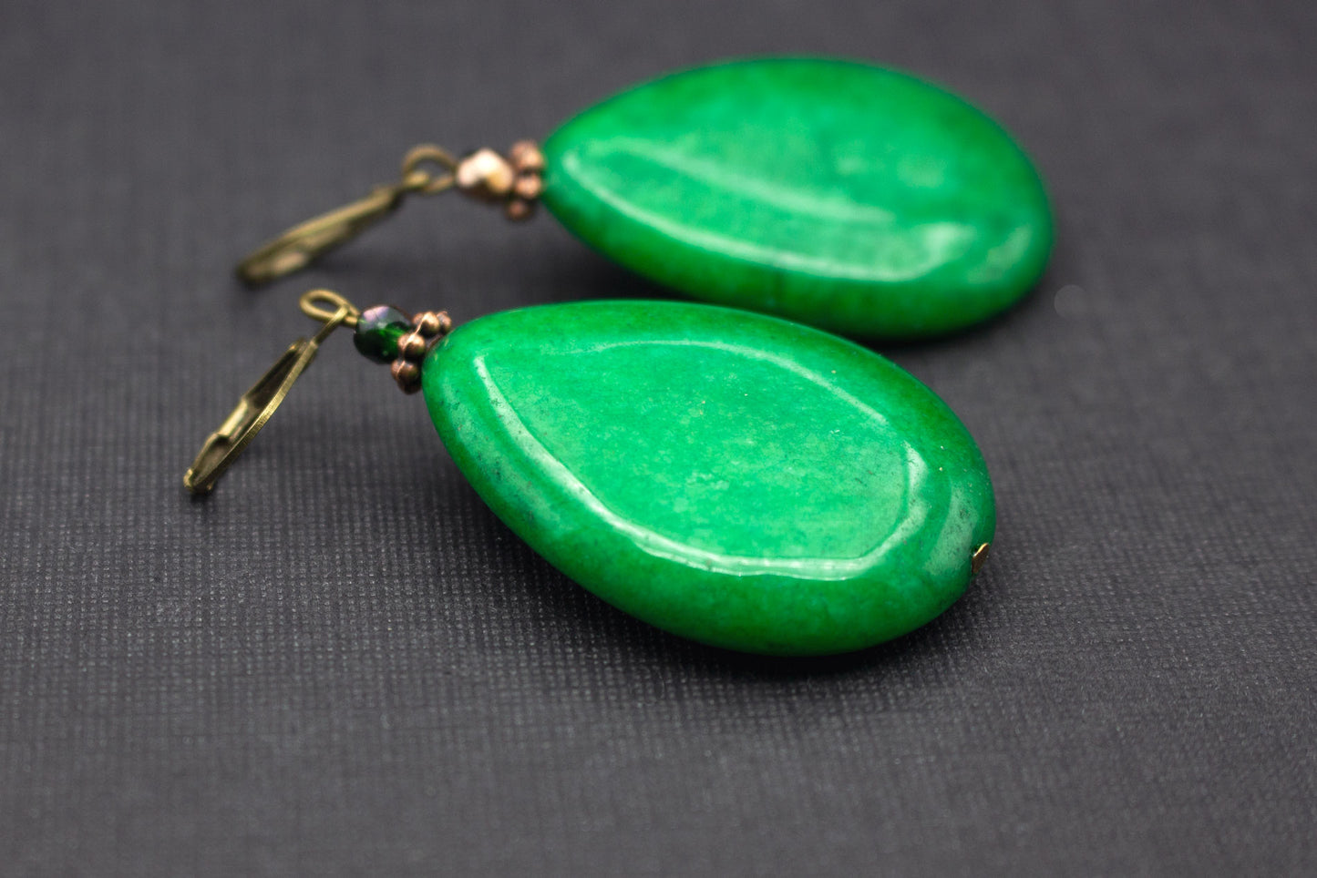Tropfenohrringe Grün mit marmorierten Glasperlen – eleganter Schmuck in Bronze