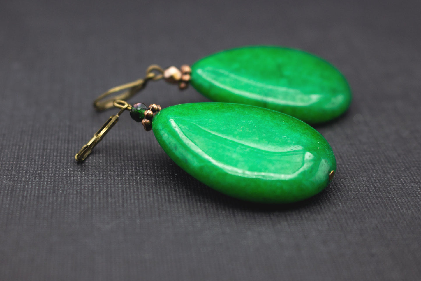 Grüne Tropfenohrringe mit Glasperlen und bronzenen Details – stilvolles Accessoire