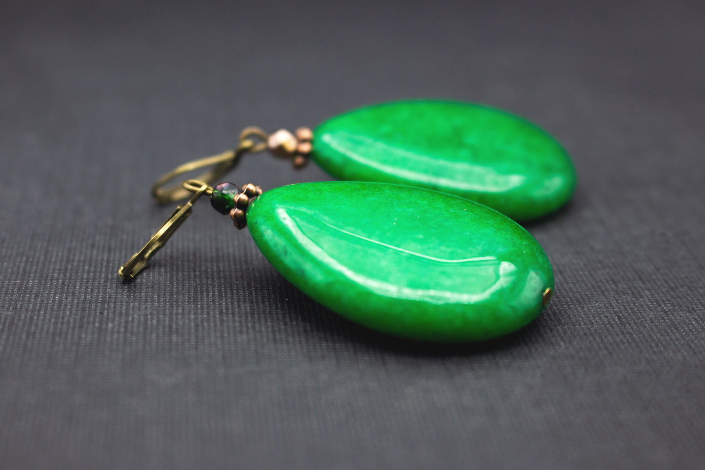 Ohrringe Tropfenform Grün Glasperlen Bronze – moderner eleganter Schmuck