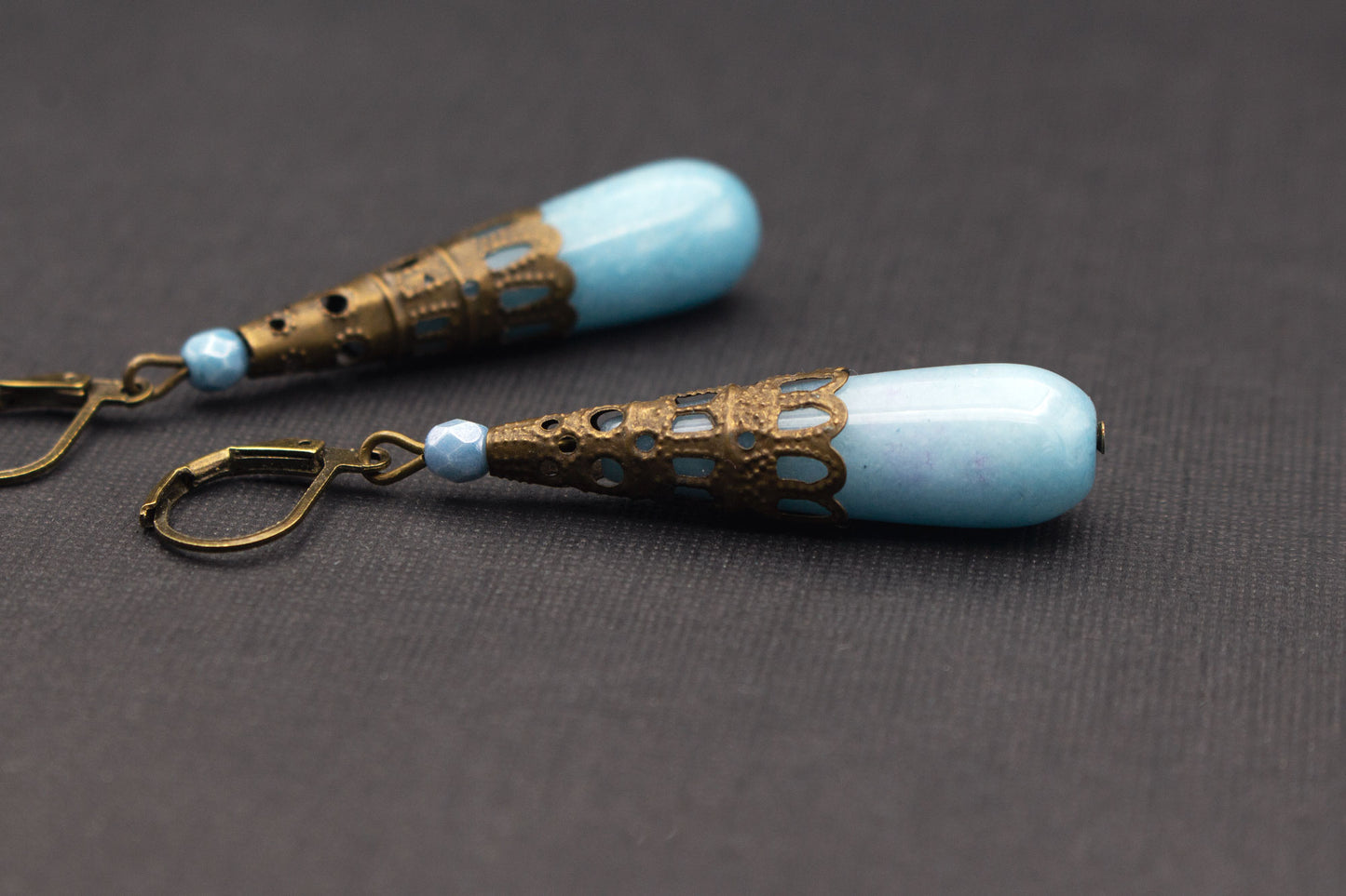 Ohrringe Tropfen Hellblau Bronze – stilvoller Schmuck mit antikem Detail