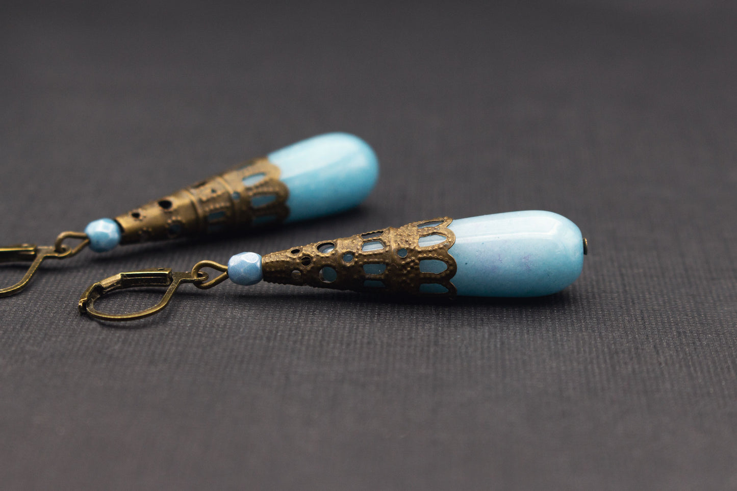 Tropfenohrringe Hellblau Glasperlen Bronze – eleganter Schmuck im Vintage-Stil