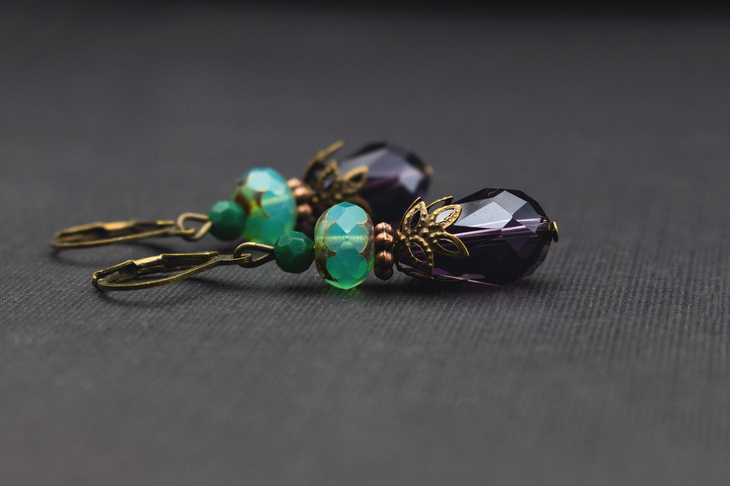 Tropfenohrringe Lila Türkis mit Glasperlen – eleganter Schmuck in Violett und Smaragdgrün