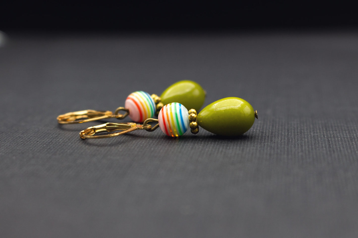 Handgefertigte Ohrringe mit Tropfen in Olivgrün und Regenbogenfarben – verspieltes Accessoire
