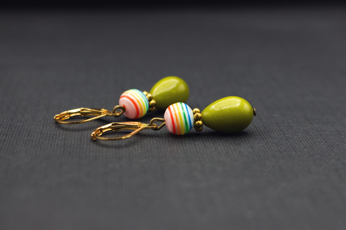 Auffällige Tropfenohrringe Olivgrün Regenbogen – farbenfroher Schmuck für Alltag und Festivals