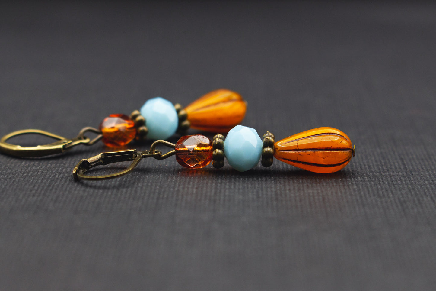 Tropfenohrringe Orange Hellblau mit Glasperlen – farbenfroher Schmuck orientalisch inspiriert