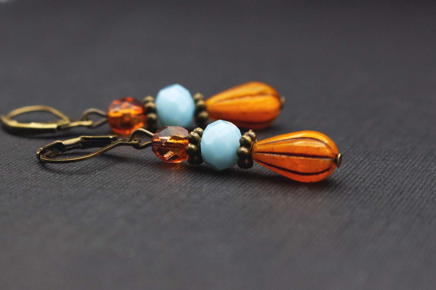 Ohrringe Tropfen Orange Hellblau Glasperlen – auffälliger Schmuck für Frauen