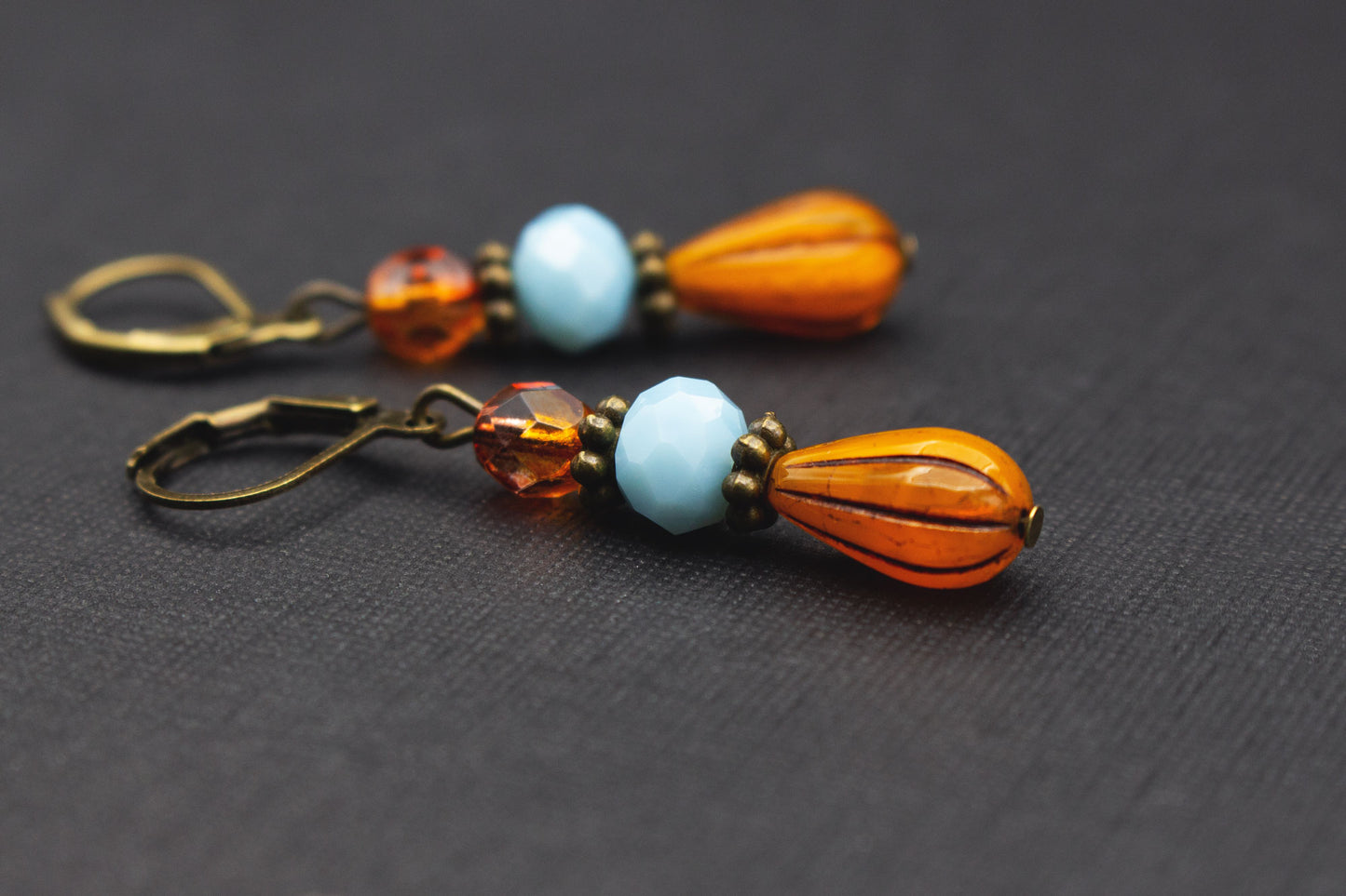 Tropfenohrringe Orange Hellblau mit Glasperlen – farbenfrohes Accessoire modern und verspielt