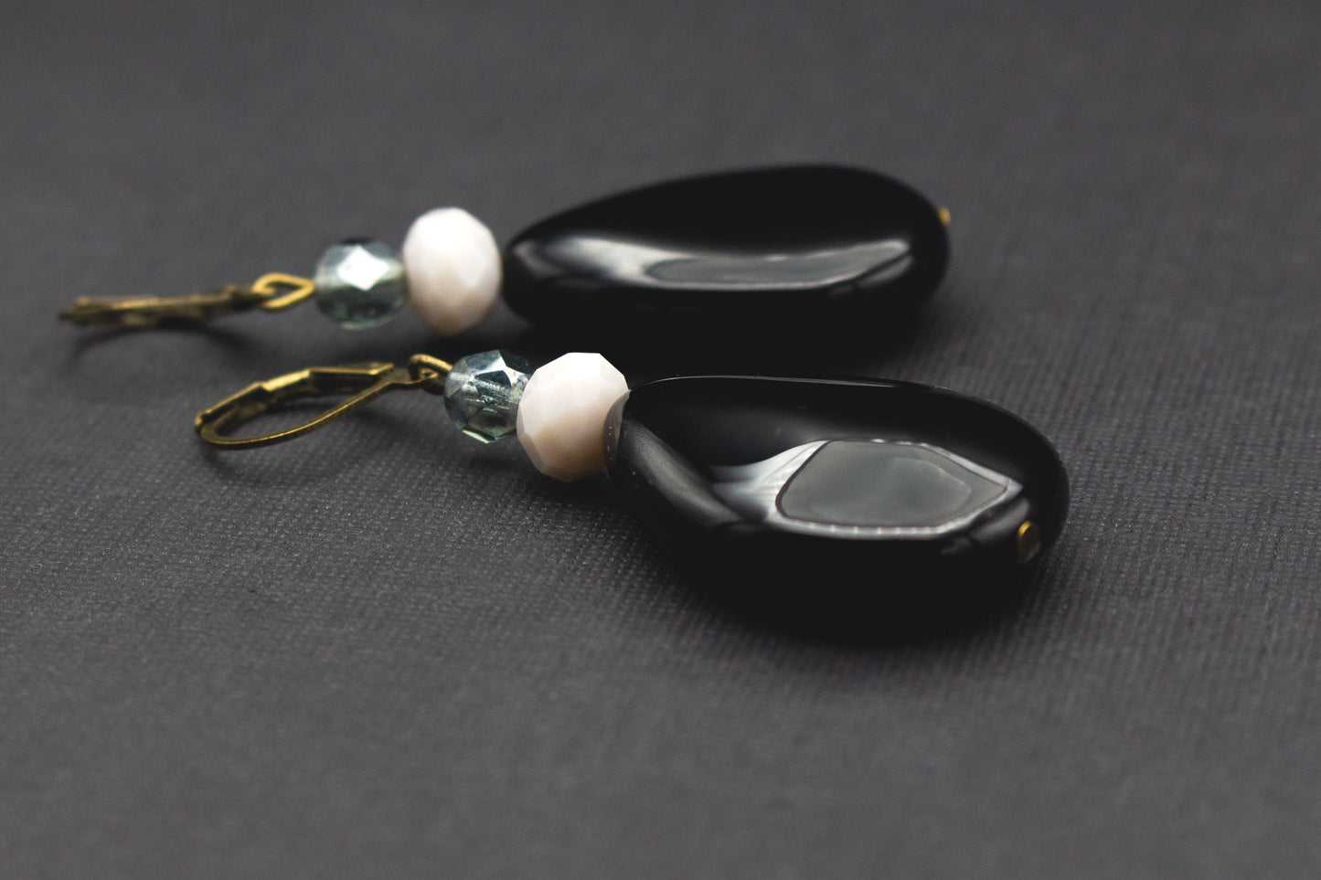 Tropfenohrringe Schwarz Creme mit Glasperlen – eleganter Schmuck in Bronze
