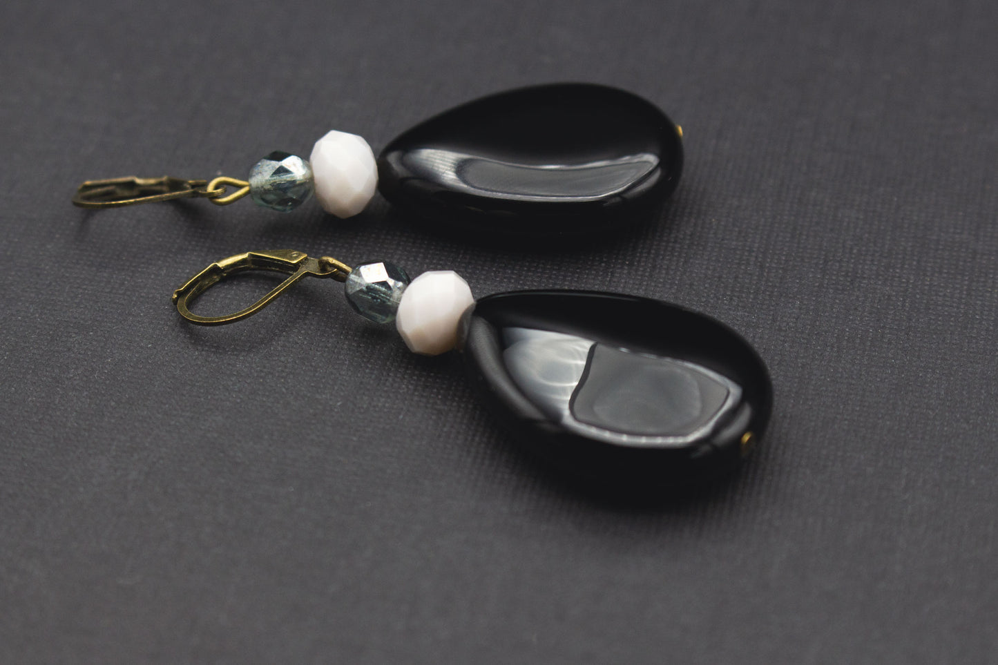 Ohrringe Tropfen Schwarz Creme mit Glasperlen – stilvoller Schmuck für Frauen