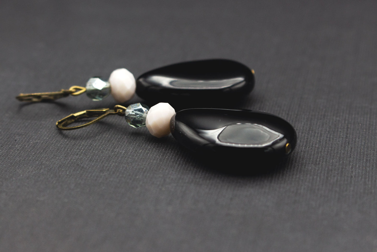 Elegante Tropfenohrringe Schwarz Creme Glasperlen – klassisches Accessoire für Abend und Alltag