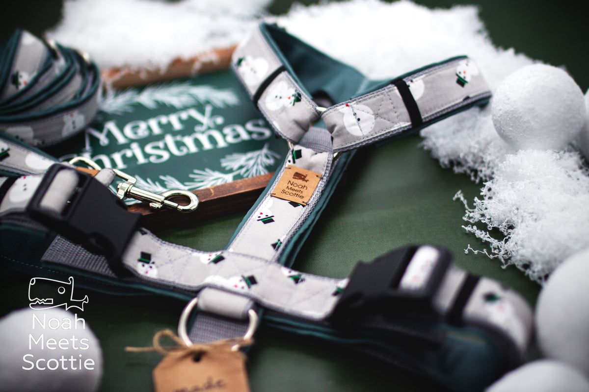 Detail des handgefertigten Weihnachts-Hundegeschirrs mit Schneemannmotiv und farblich abgestimmter Kunstlederpolsterung.