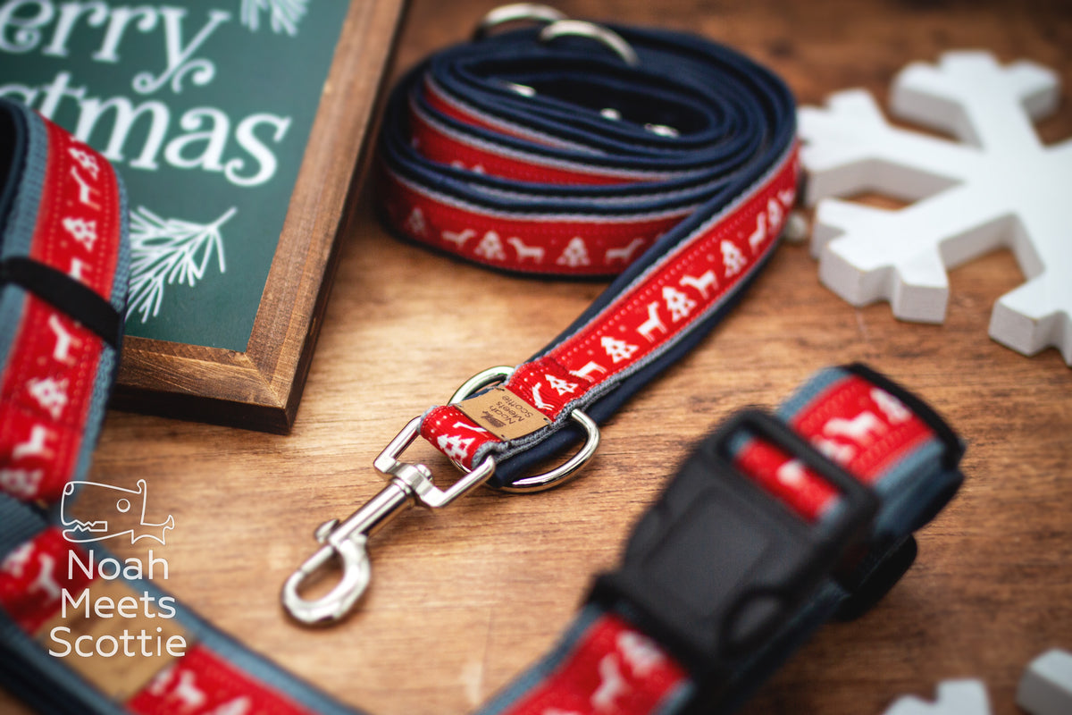 Weihnachts-Hundegeschirr mit passender Hundeleine im roten KNITMAS EVE Design mit Rentieren und nordischer Strickmuster-Optik.