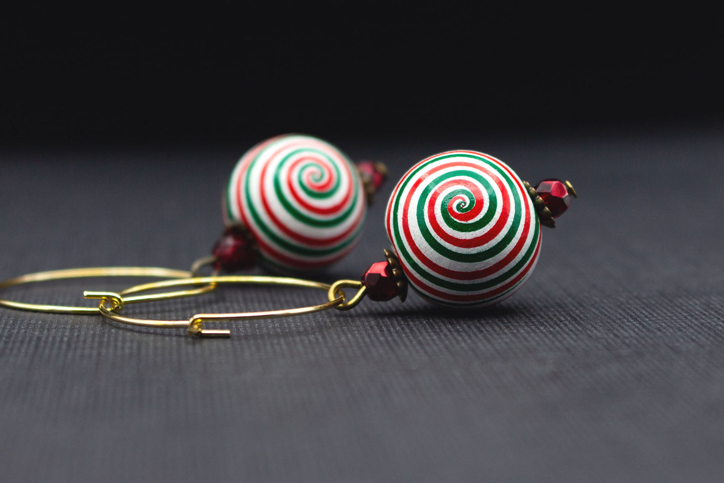 Weihnachts Ohrringe mit Creolen und Holzperlen im festlichen Grün-Rot Spiraldesign