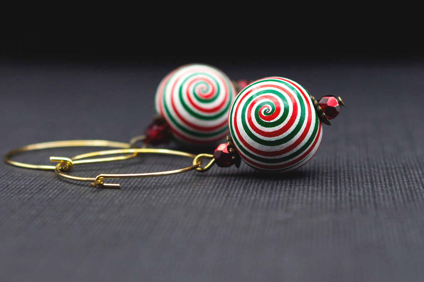 Creolen Ohrringe mit Spiraldesign in Grün und Rot – festlicher Schmuck zu Weihnachten