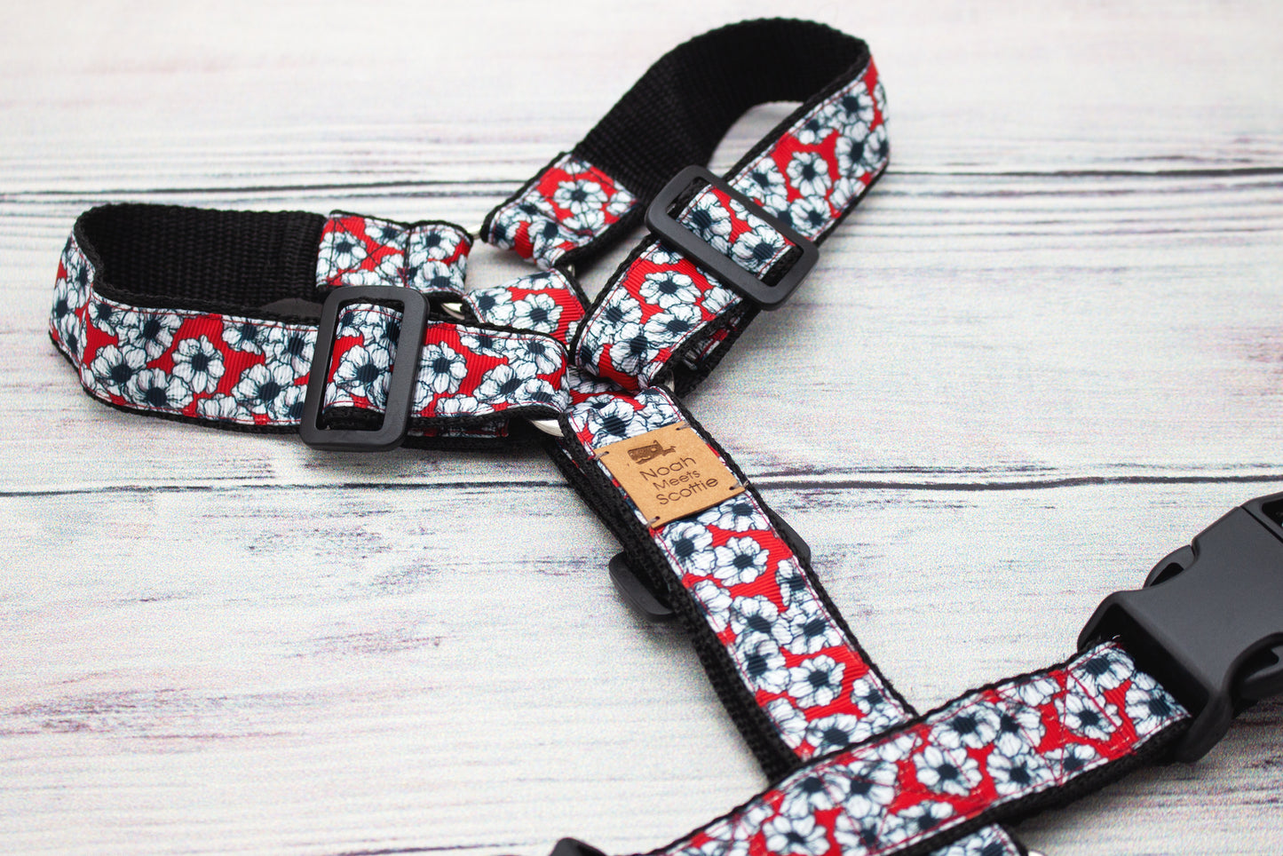 Detailaufnahme Hundegeschirr CLAIRE, florales Muster in Rot, Weiß und Schwarz, elegant und feminin