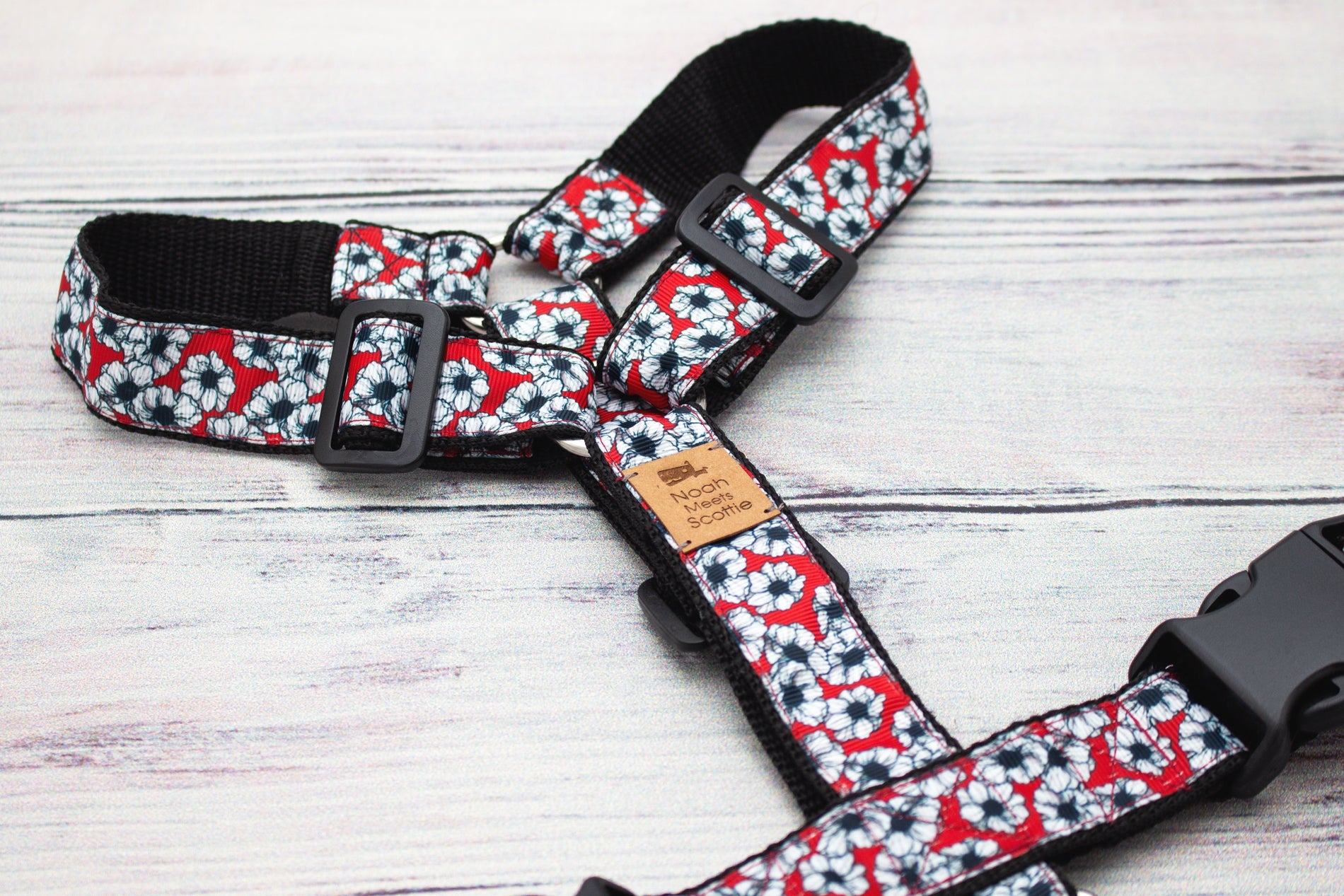 Detailaufnahme Hundegeschirr CLAIRE, florales Muster in Rot, Weiß und Schwarz, elegant und feminin