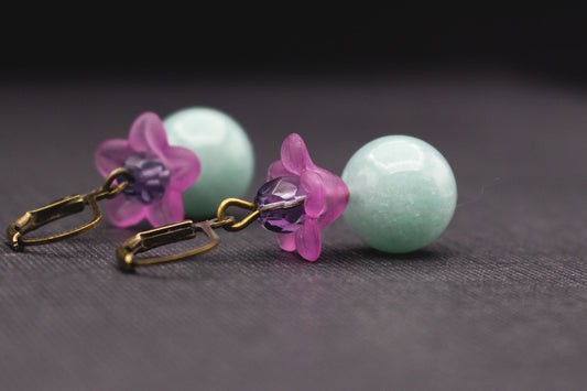 Hellblaue Glasperlen Ohrringe mit violetten Blüten – romantischer Schmuck