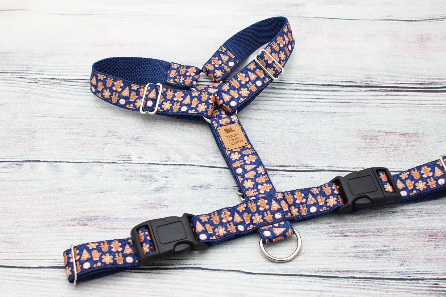 MISTER CRUMPLE Hundegeschirr, dunkelblaues Weihnachtsdesign mit Lebkuchen und Herzen