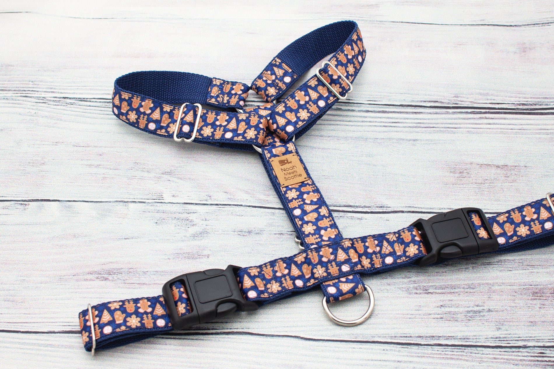 MISTER CRUMPLE Hundegeschirr, dunkelblaues Weihnachtsdesign mit Lebkuchen und Herzen