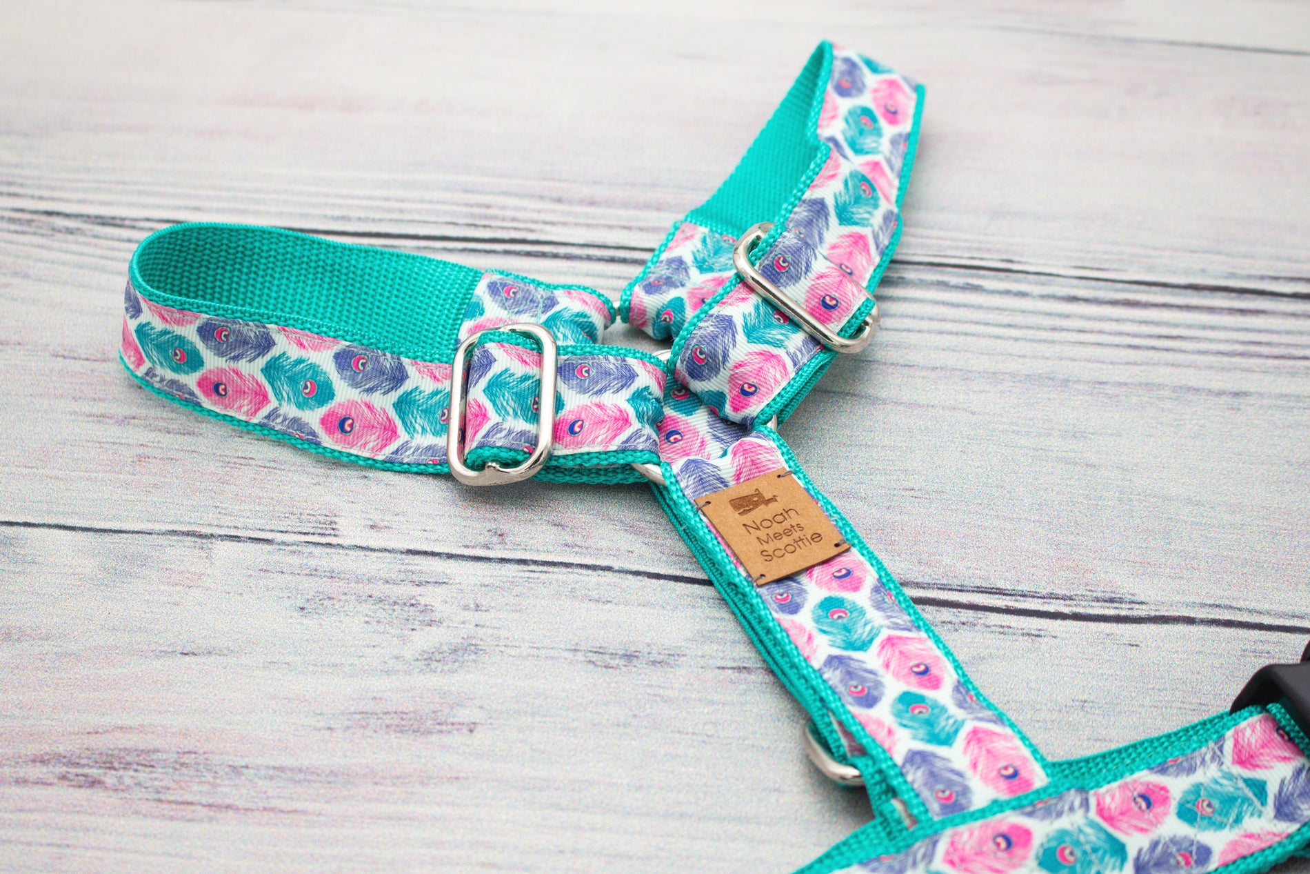 PHEONY PLUME Hundegeschirr, elegantes Design mit Pfauenfedern in Türkis und Pink