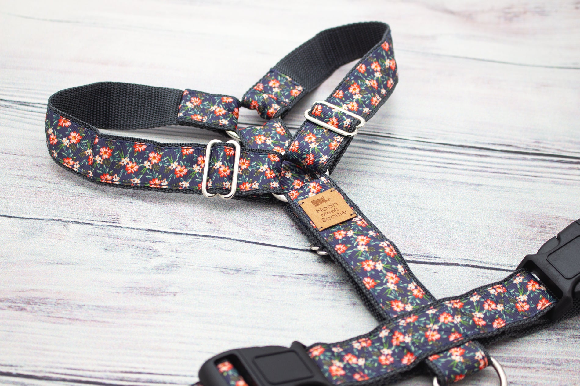 WILLOW RUE Hundegeschirr im romantischen floralen Stil, Dunkelblau mit roten und weißen Blüten