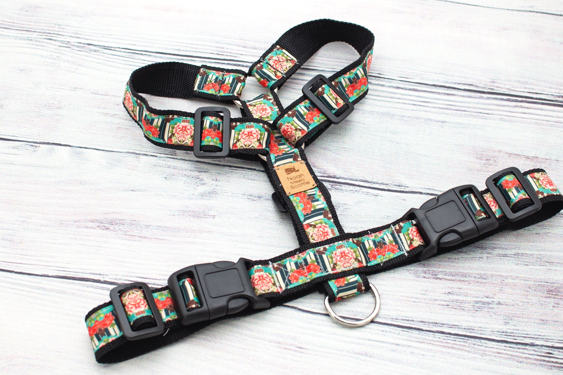 Hundegeschirr AMIRA im floralen Design, passend zu Halsband und Leine