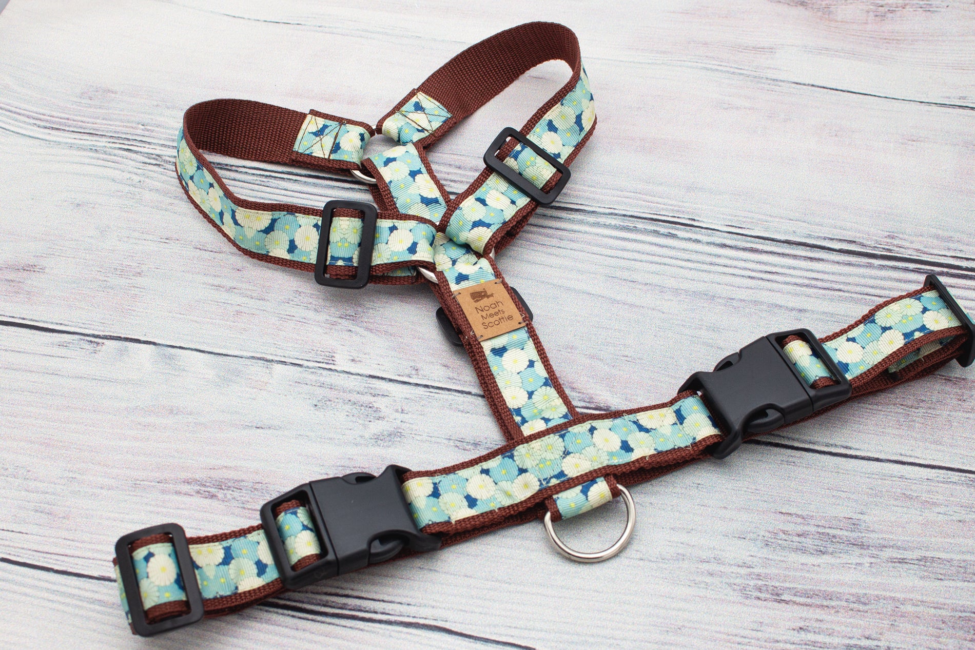 DAISY DUNE Hundegeschirr, florales Muster in Hellblau und Weiß, natürliche Farben und verstellbare Passform