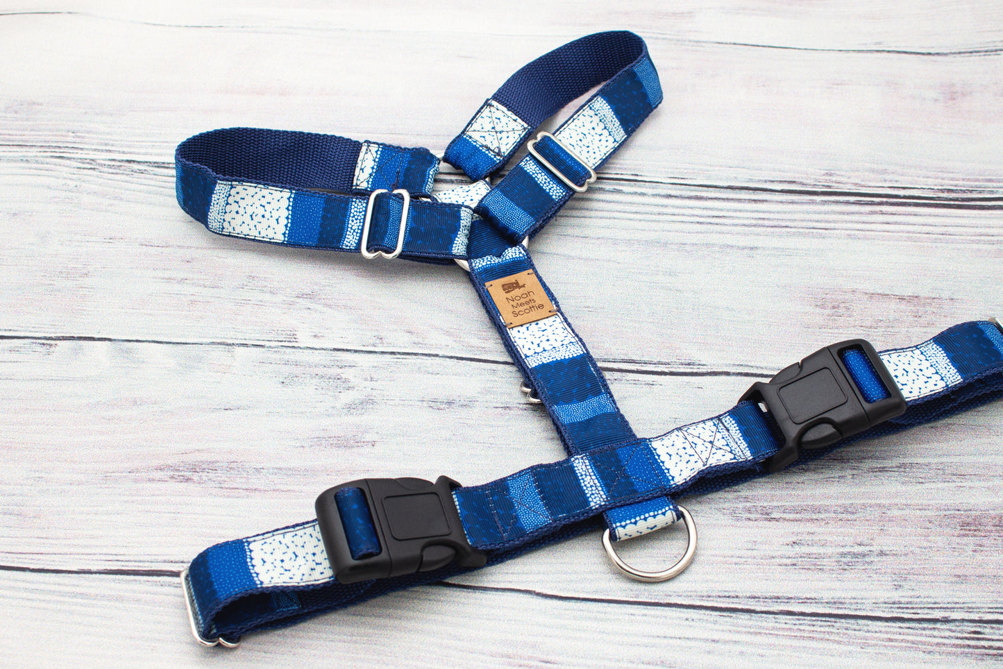 FROST HARBOR Hundegeschirr, Streifen-Design in Blau und Weiß, moderner maritimer Stil
