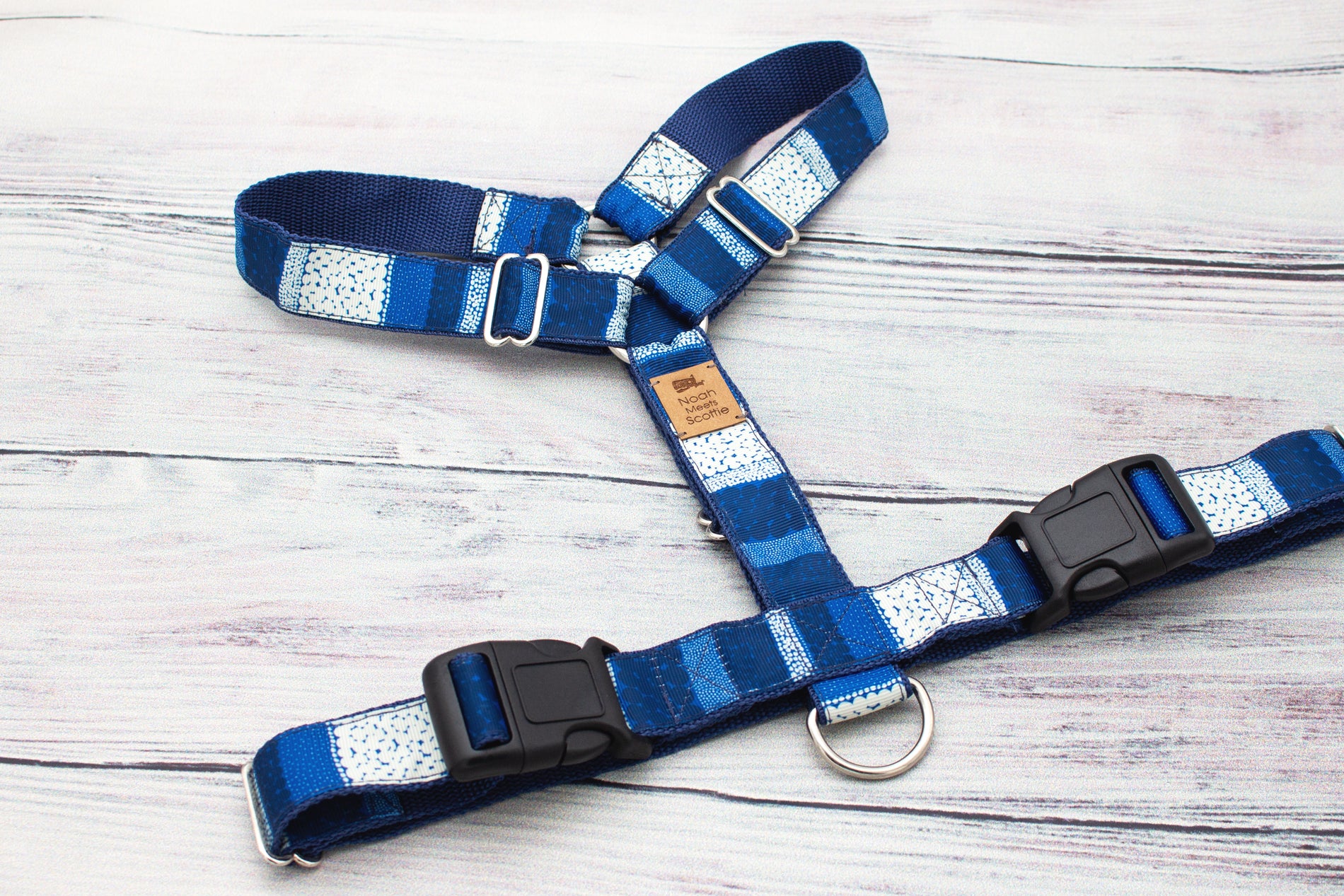 FROST HARBOR Hundegeschirr, Streifen-Design in Blau und Weiß, moderner maritimer Stil