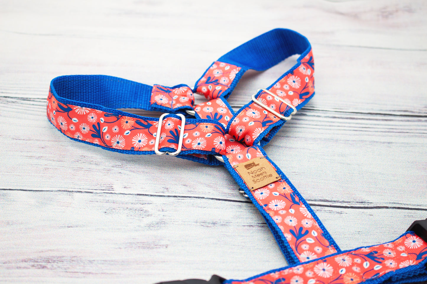 MIKA Hundegeschirr im floralen Stil, sommerliches Design in Korallenrot und Blau