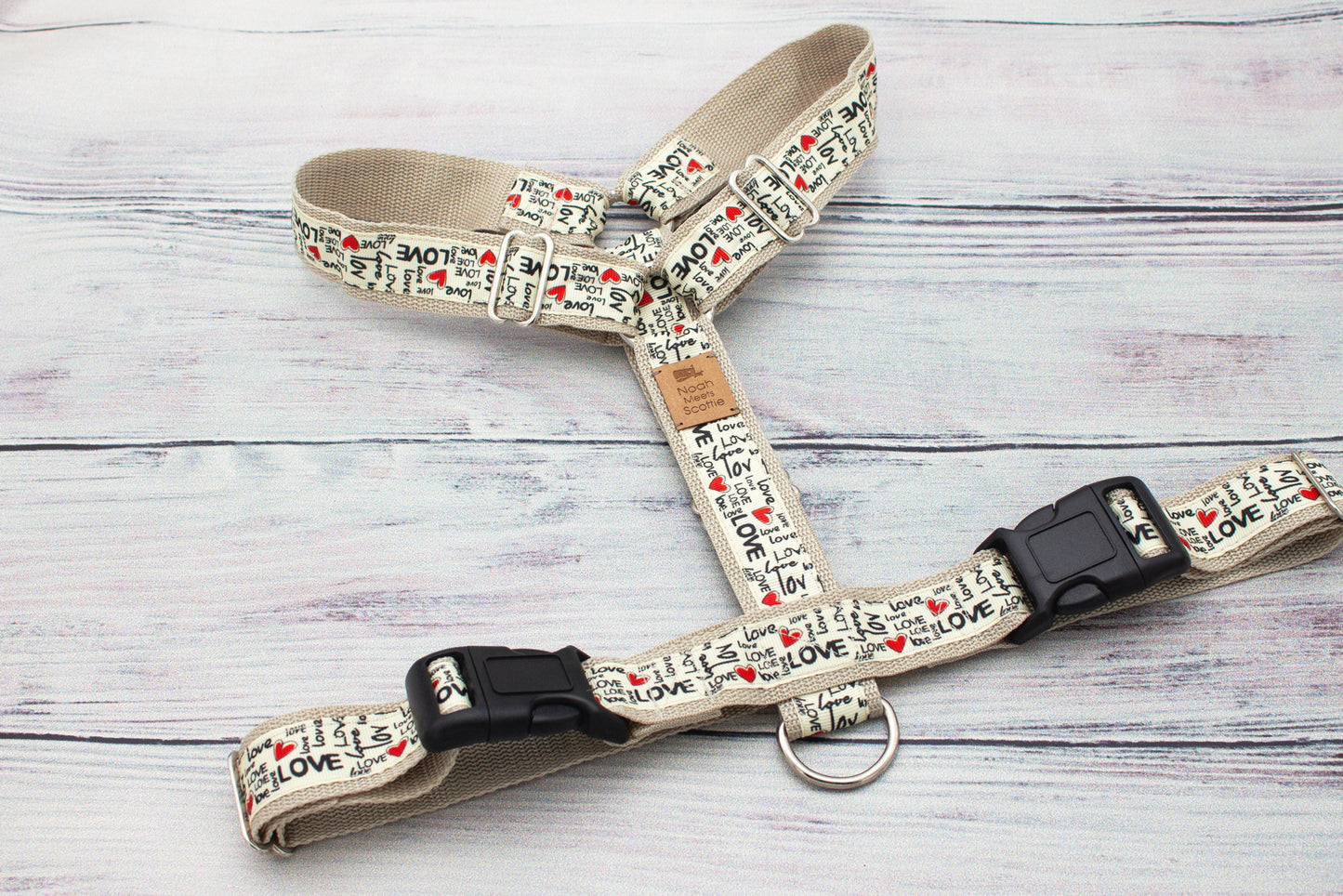 MISTER LOVEGOOD Hundegeschirr, beige Gurtband mit Herz-Design in Rot und Schwarz, elegantes Typo-Muster