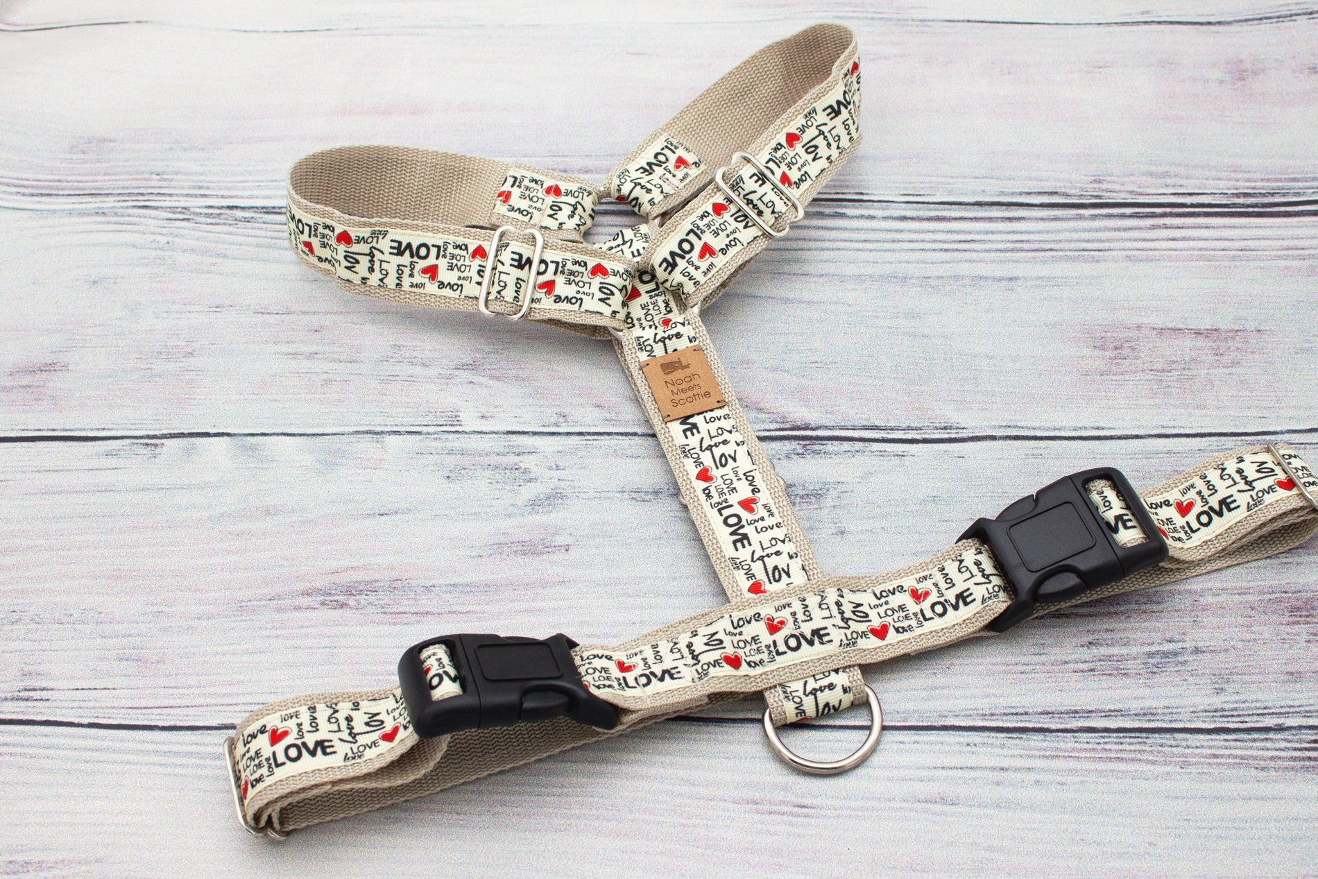 MISTER LOVEGOOD Hundegeschirr, beige Gurtband mit Herz-Design in Rot und Schwarz, elegantes Typo-Muster