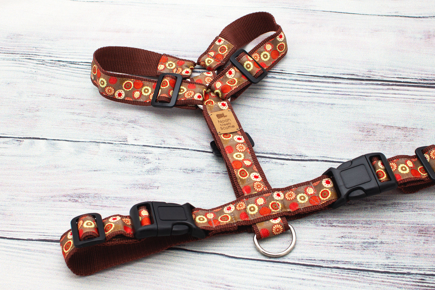 Detailaufnahme Hundegeschirr NATSUKI, herbstliche Farben und goldenes Blumenmuster, verstellbares Design