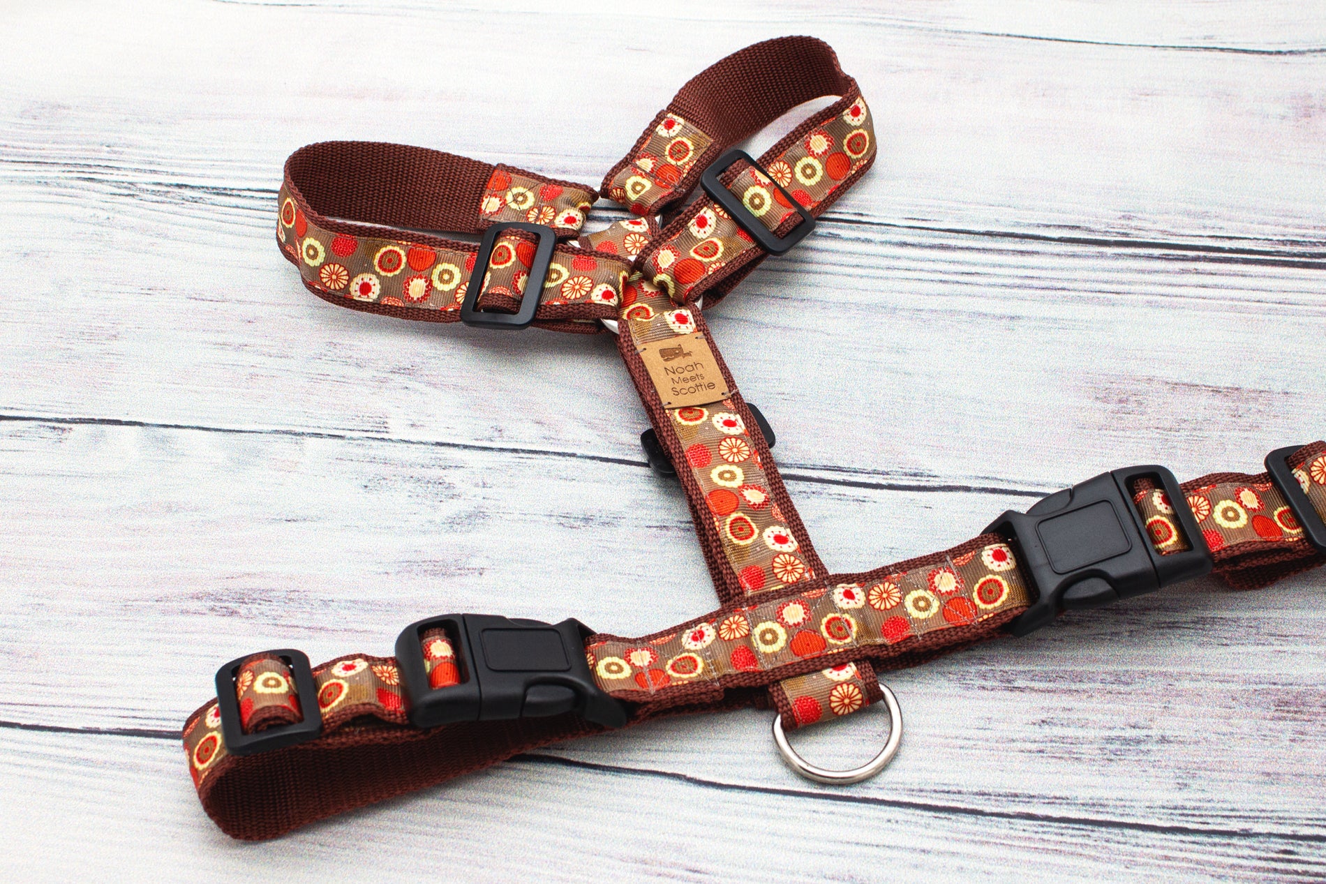 Detailaufnahme Hundegeschirr NATSUKI, herbstliche Farben und goldenes Blumenmuster, verstellbares Design