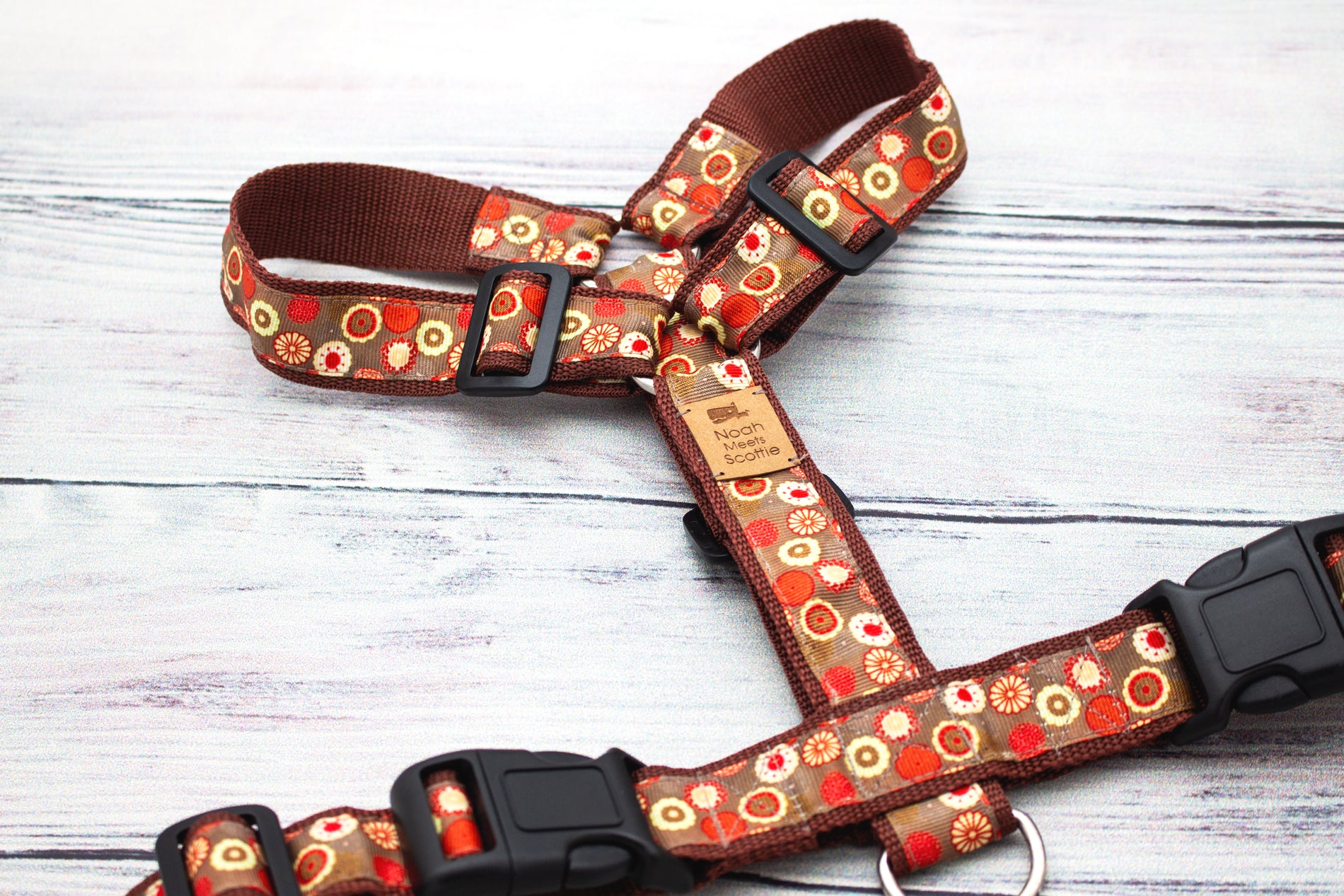 NATSUKI Hundegeschirr in Braun und Orange, dezentes florales Motiv mit warmen Naturtönen
