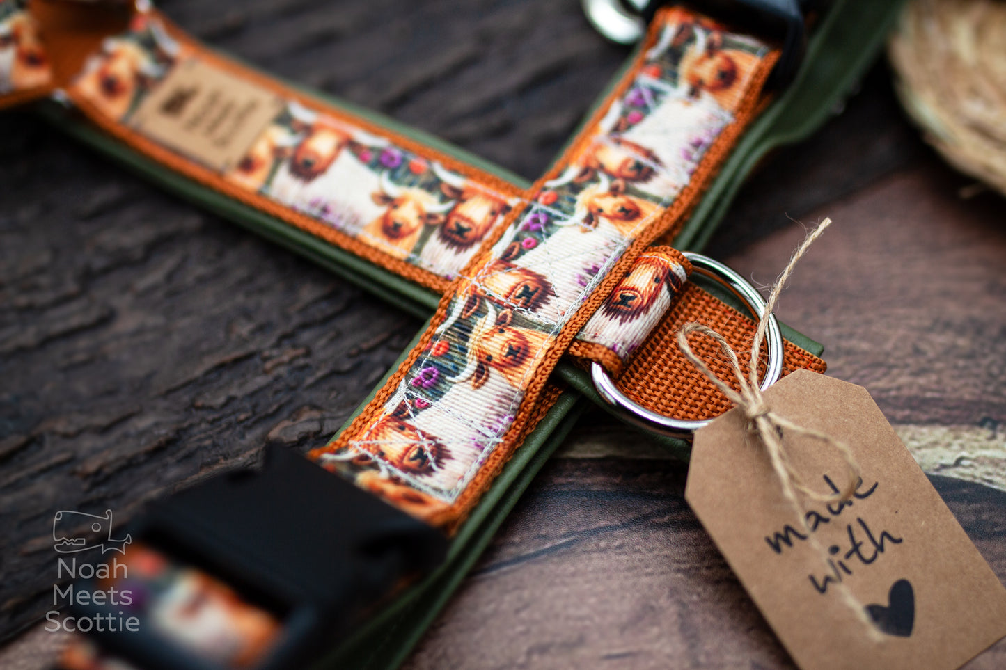 Detail vom Hundegeschirr mit niedlichen Highland Cows im Bauernhof Design