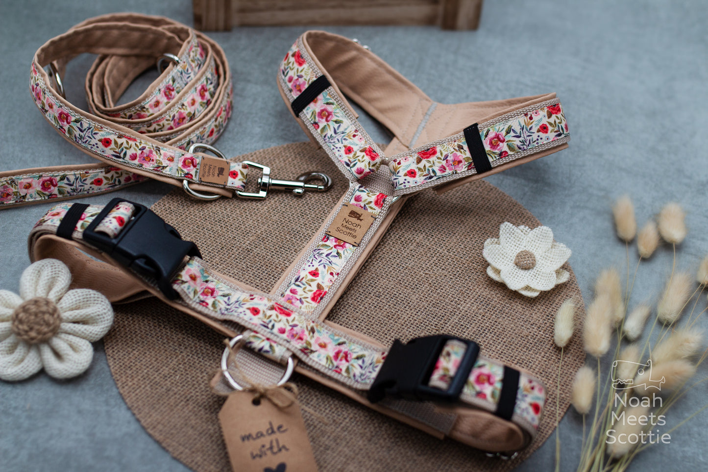Hundegeschirr Mathilda im floralen Design mit optional kombinierbarer Hundeleine