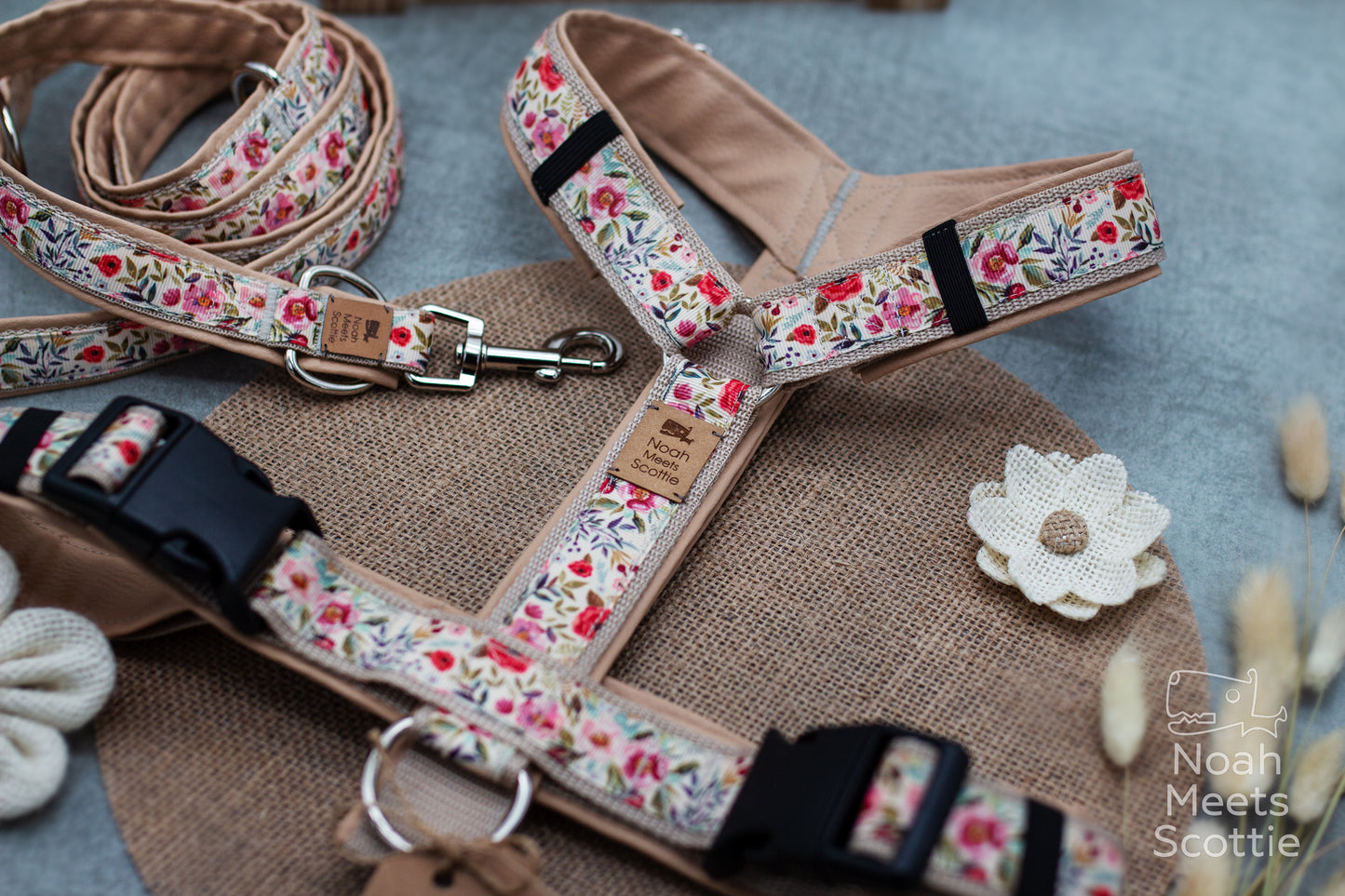Beige florales Hundegeschirr mit Blumenmuster in natürlichen Farben