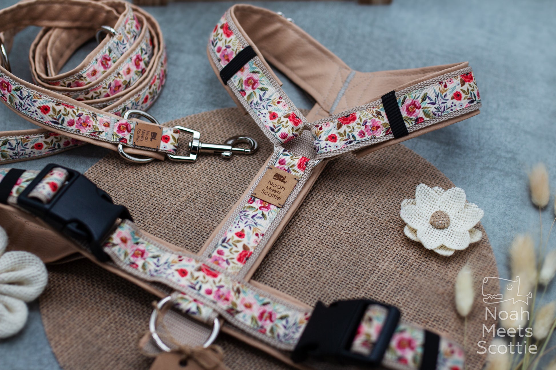 Beige florales Hundegeschirr mit Blumenmuster in natürlichen Farben
